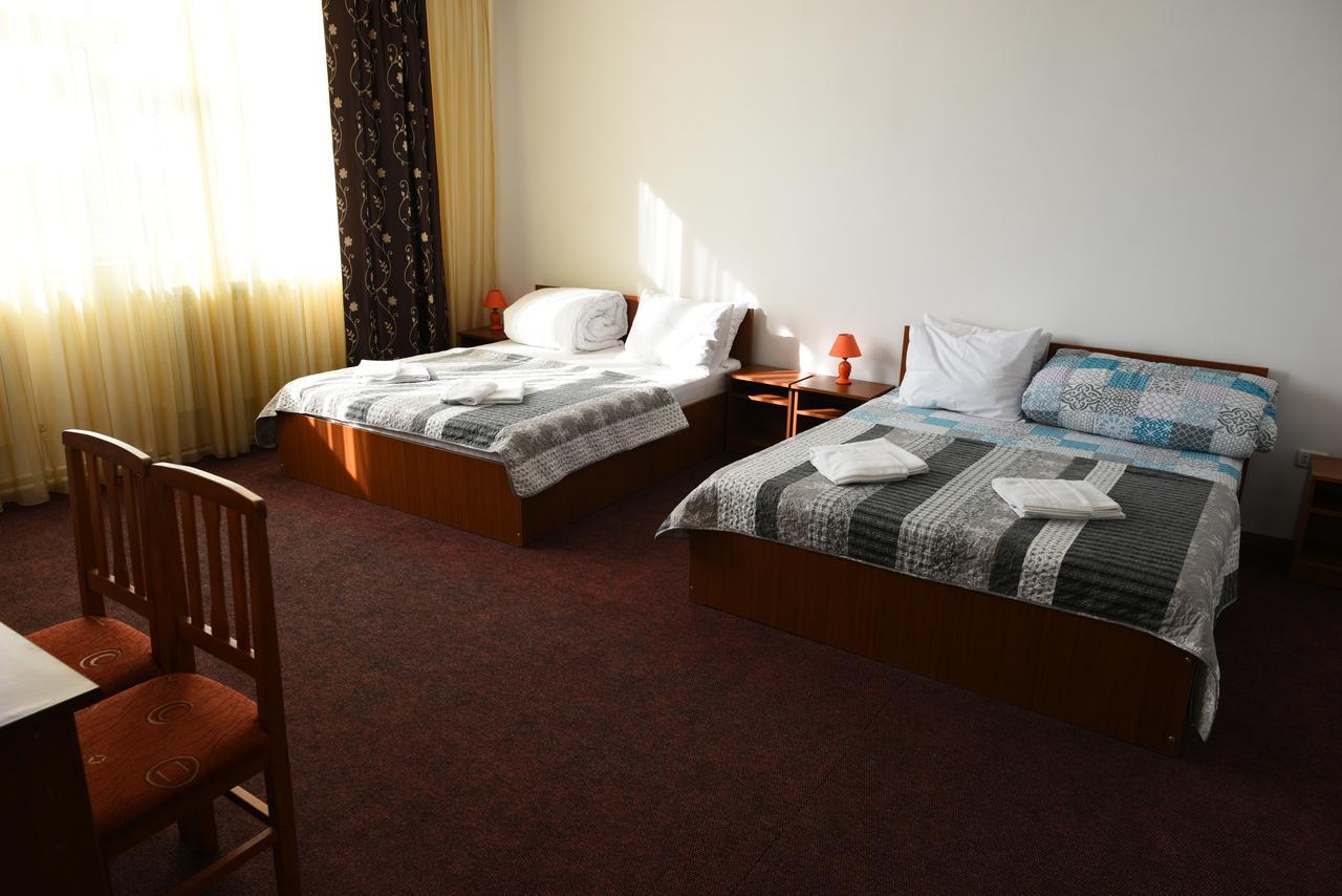Hostel Ruxandra Focșani Bagian luar foto